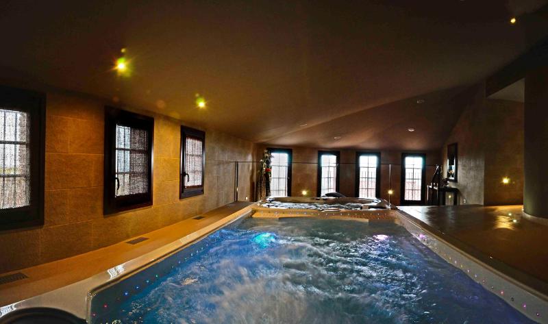 Double Room with Spa Access image 2
