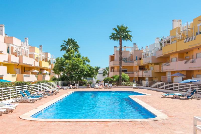 Casa Nobre 2BDR - 4 mins walk Train Station - Pool - Patio - Quiet - image 1