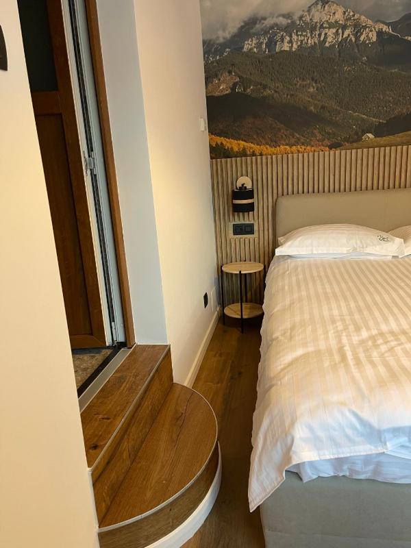 Deluxe Double Room image 3