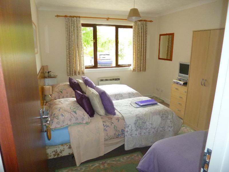 Triple, Double/Twin Room with Private External Bathroom image 2