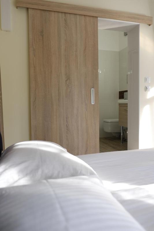 Deluxe Double or Twin Room image 2