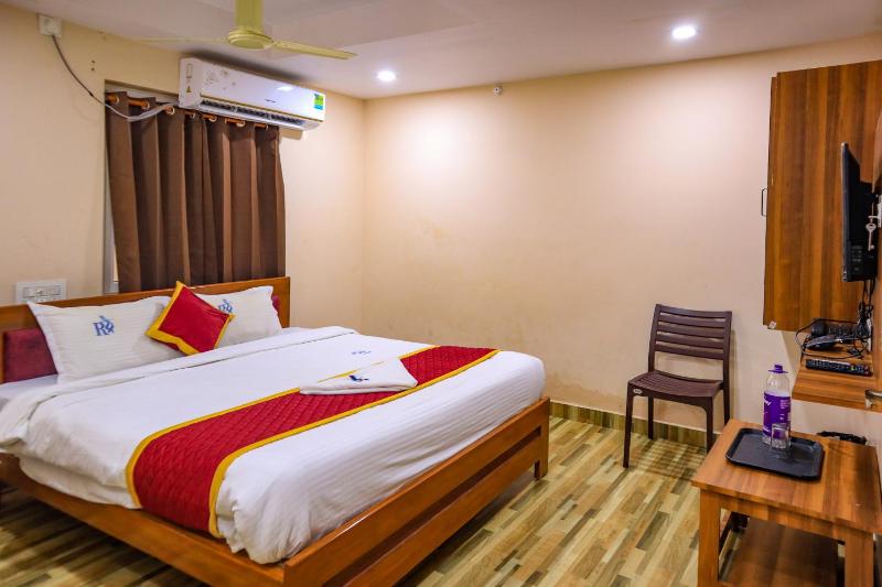 Deluxe Double Room (2 Adults + 1 Child) image 1