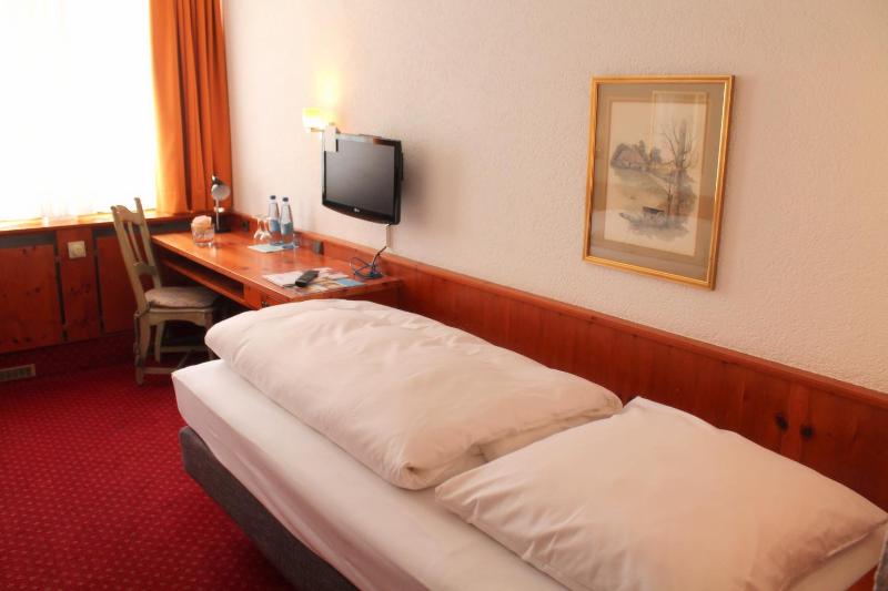 Twin Room image 2