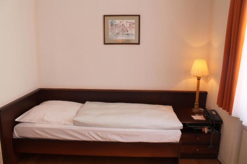 Twin Room image 3