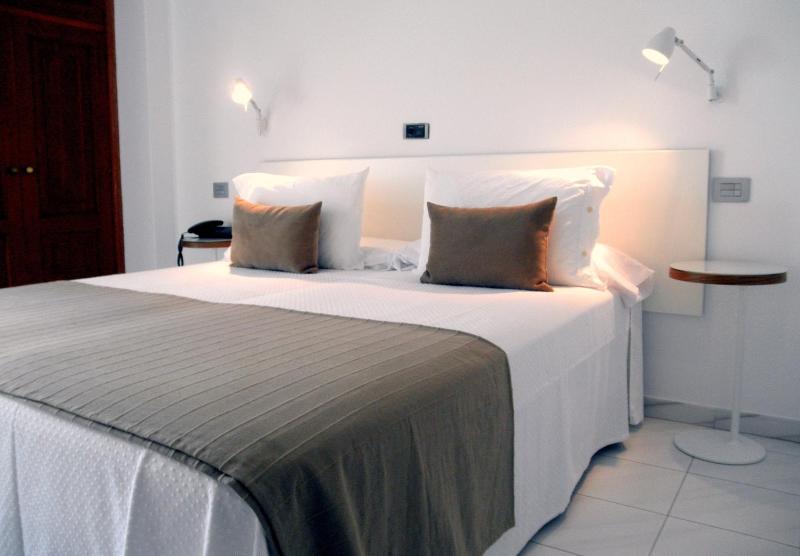 Double Room image 3