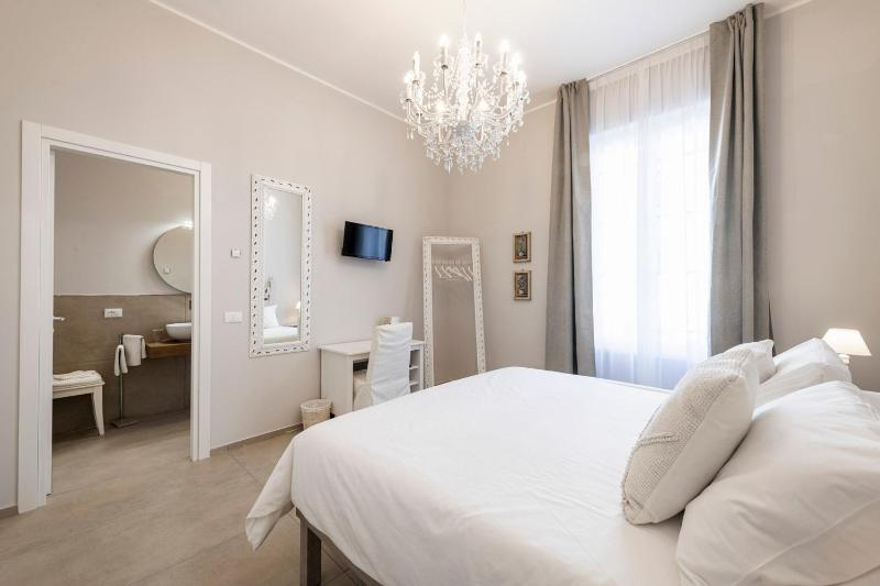 Standard Double Room image 3