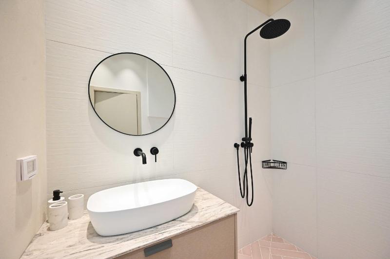 Stylish 3BR close to the beach by HolyGuest - image 11