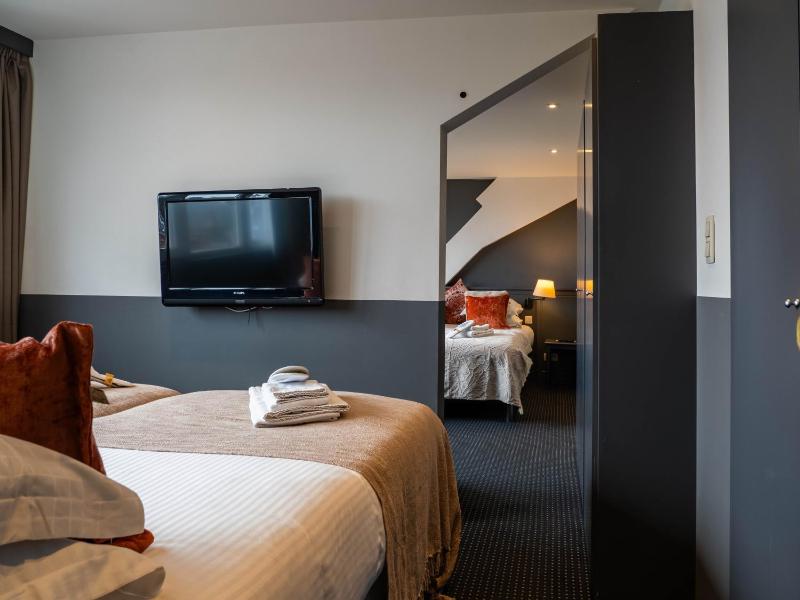 Standard Quadruple Room image 3