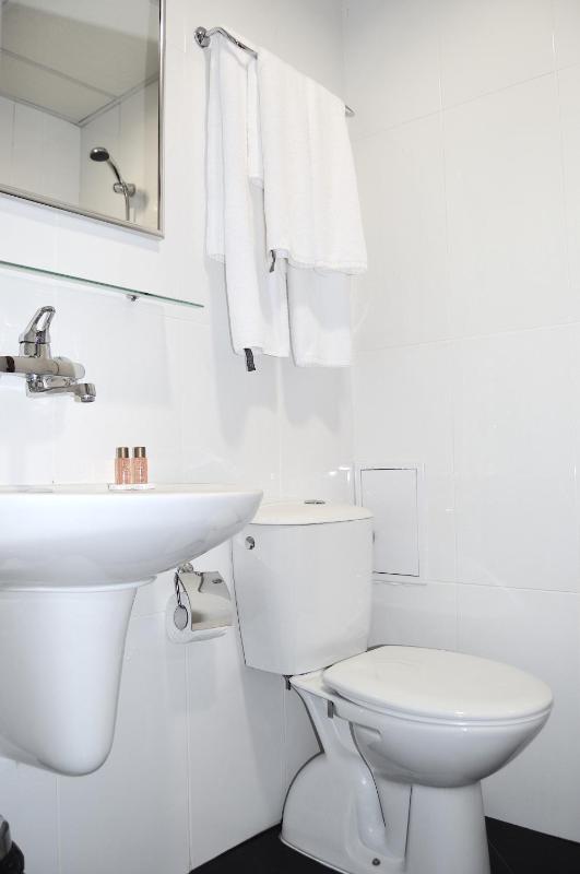 Standard Twin Room image 4