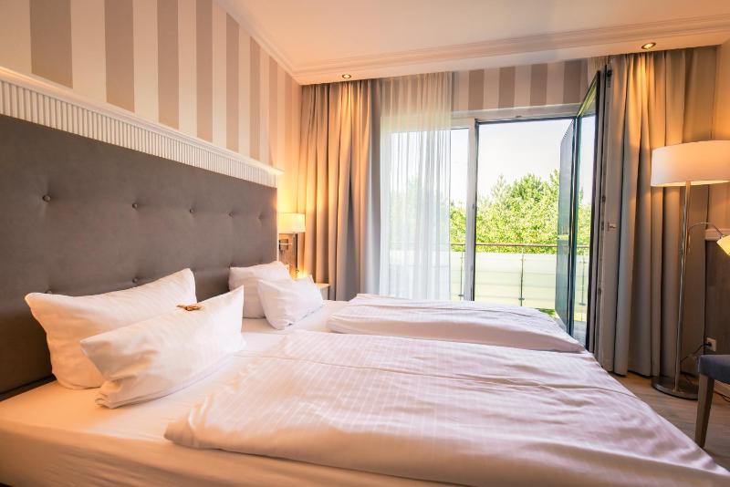 Deluxe Double Room with Garden View image 3