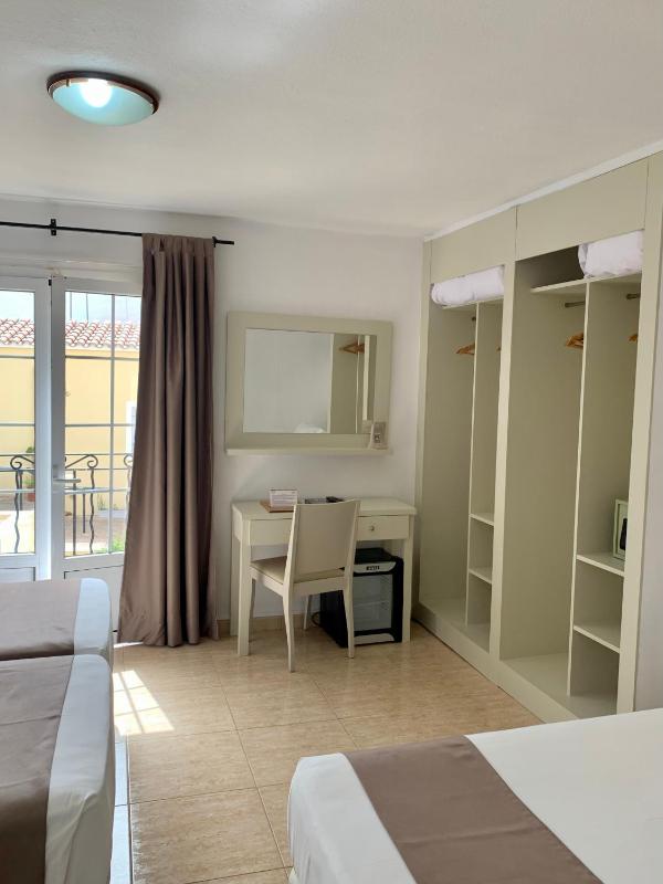 Standard Quadruple Room image 4