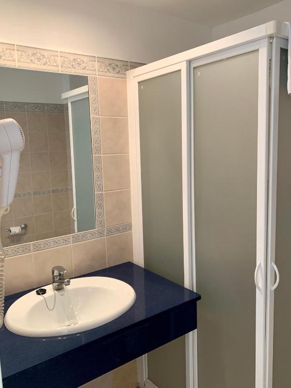 Standard Quadruple Room image 3