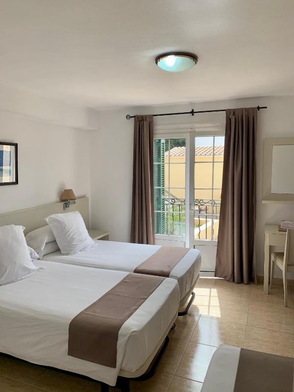 Standard Quadruple Room image 1