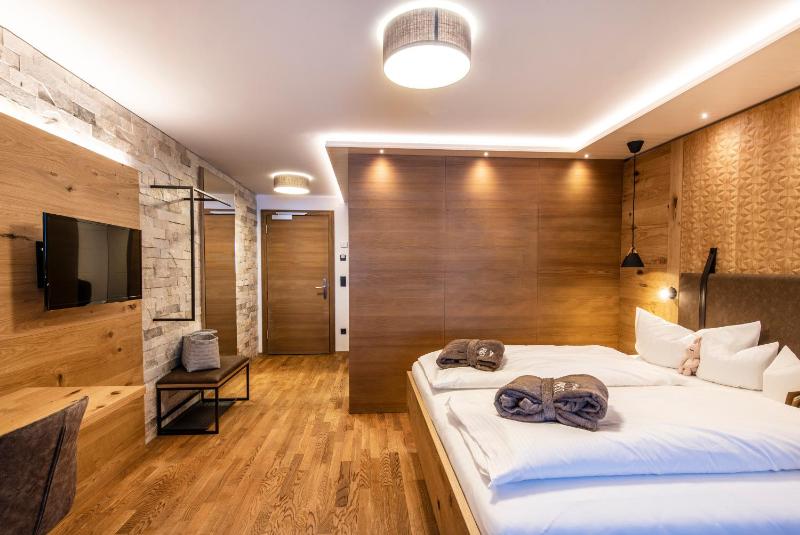 Junior Suite with Balcony image 3