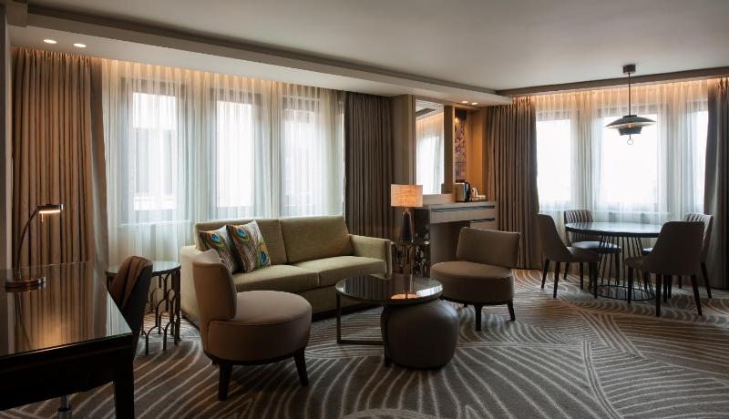 Deluxe One-Bedroom King Suite image 4