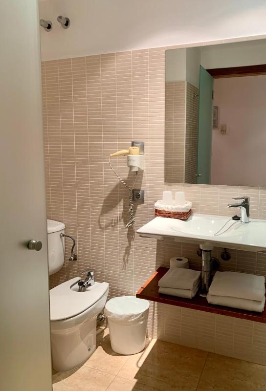 Select Double or Twin Room image 3