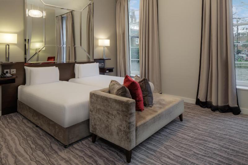 Twin Room image 4