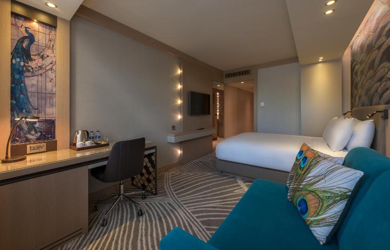 Deluxe Queen Room image 3
