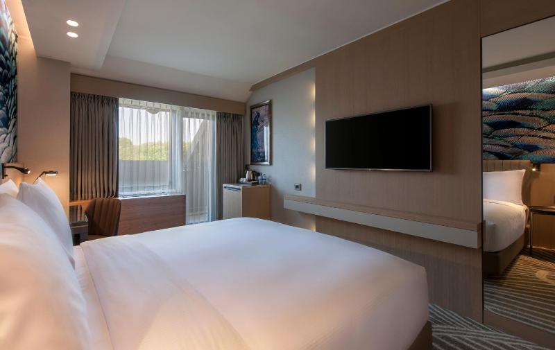 Queen Room with Balcony image 3