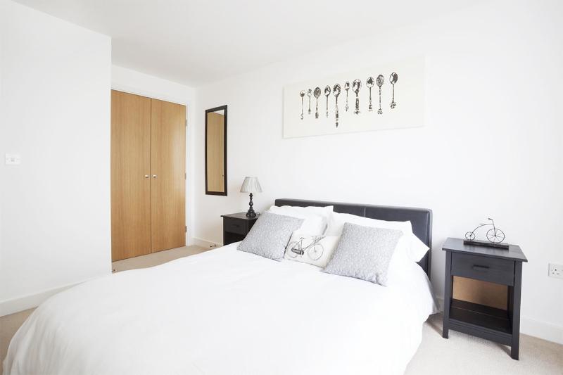 One-Bedroom Apartment image 2