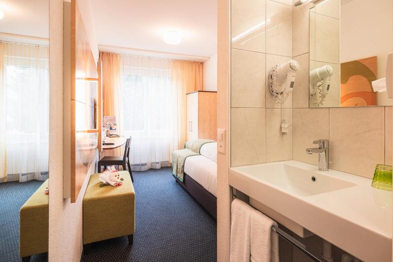 Standard Single Room image 3