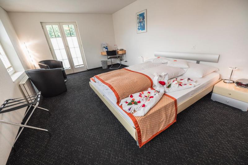 Premium Double Room image 4