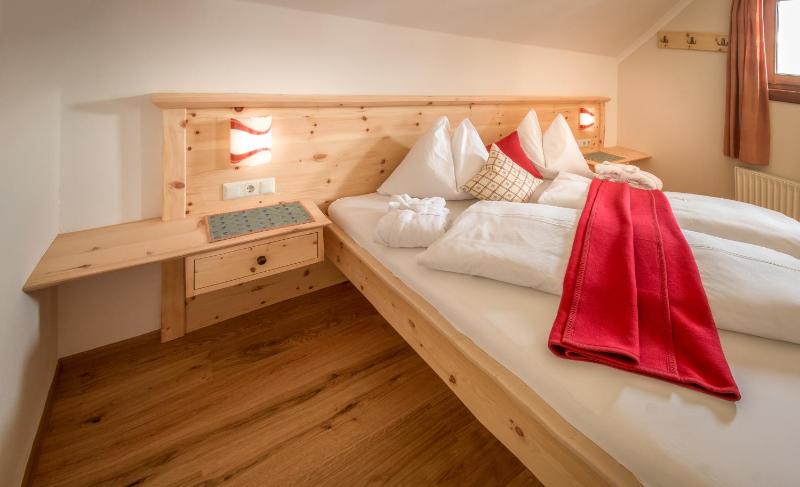 One-Bedroom Apartment with Balcony and Mountain View   image 1