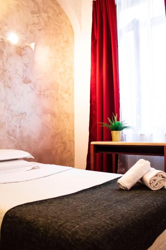 Economy Double Room image 4