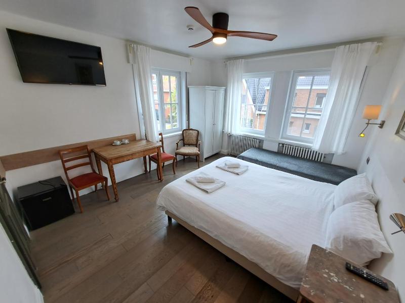 Deluxe Queen Room image 1