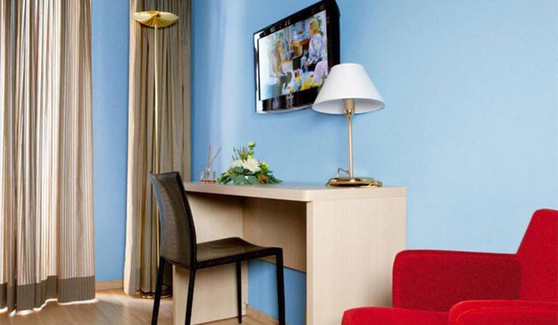 Single Room with Balcony and Lake View image 3