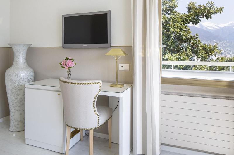 Deluxe Double Room with Terrace and Lake View image 4