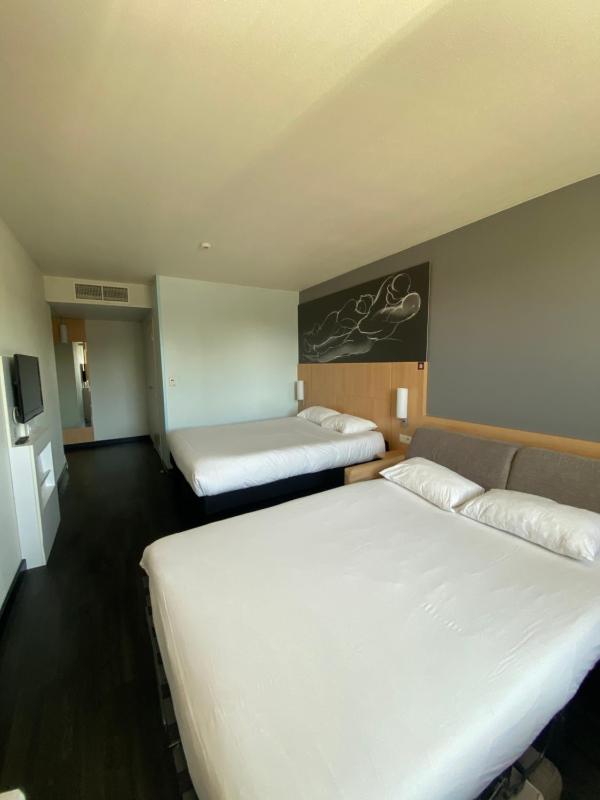 Standard Double Room with Sofa Bed image 3