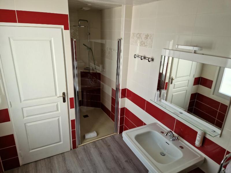 Superior Quadruple Room image 3