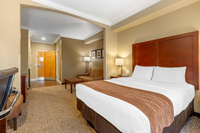 King Suite - Non-Smoking/Top Floor image 3