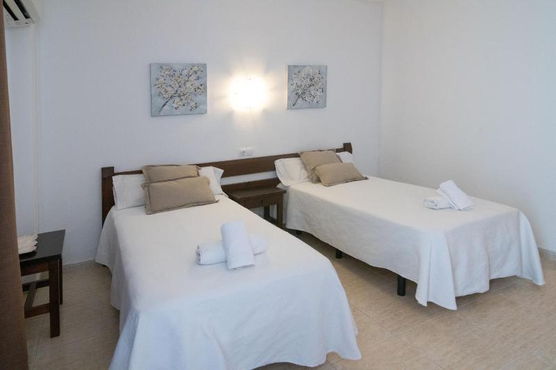 Twin Room with Balcony image 4