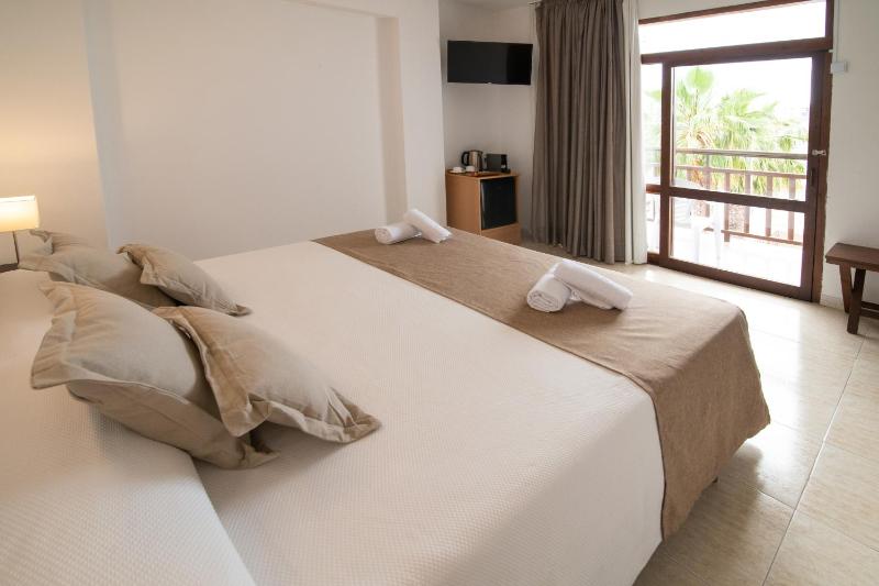 Superior King Room with Balcony image 4