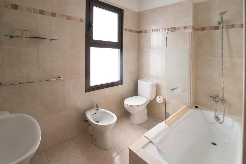 Superior King Room with Balcony image 3