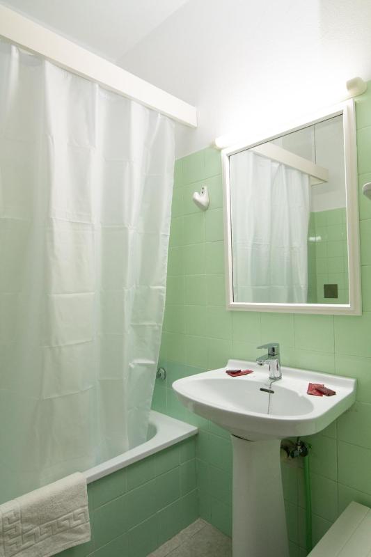 Twin Room with Extra Bed and Balcony image 3