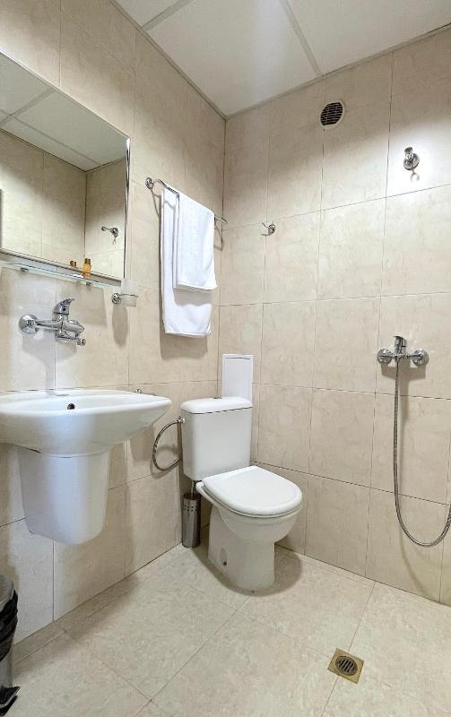 Standard Twin Room image 2