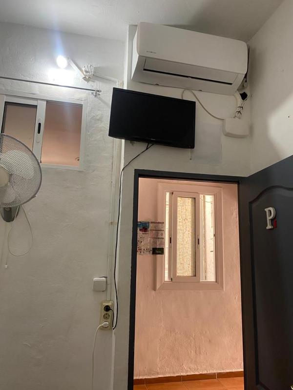 Single Room with Shared Shower and Toilet image 3