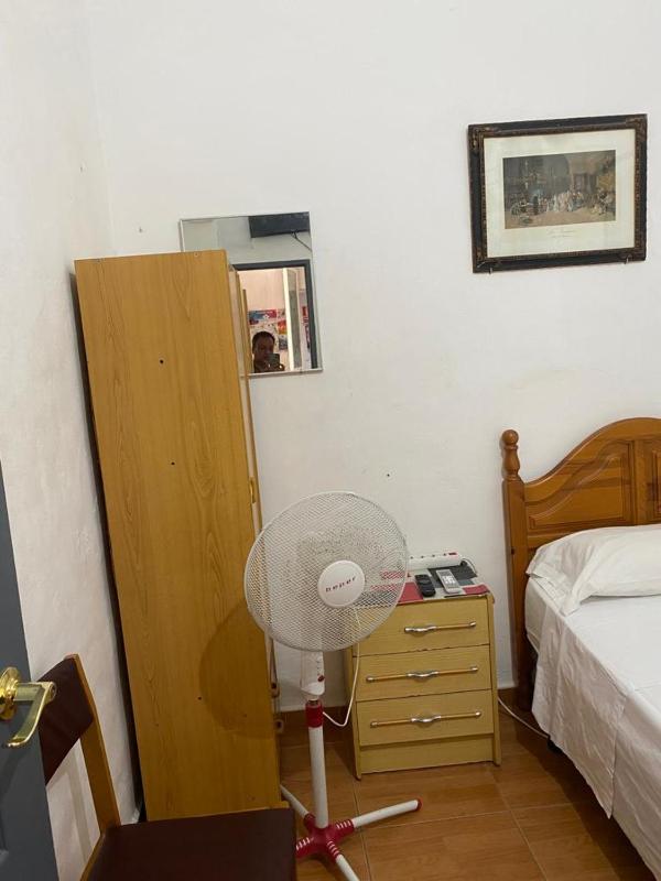 Single Room with Shared Shower and Toilet image 4