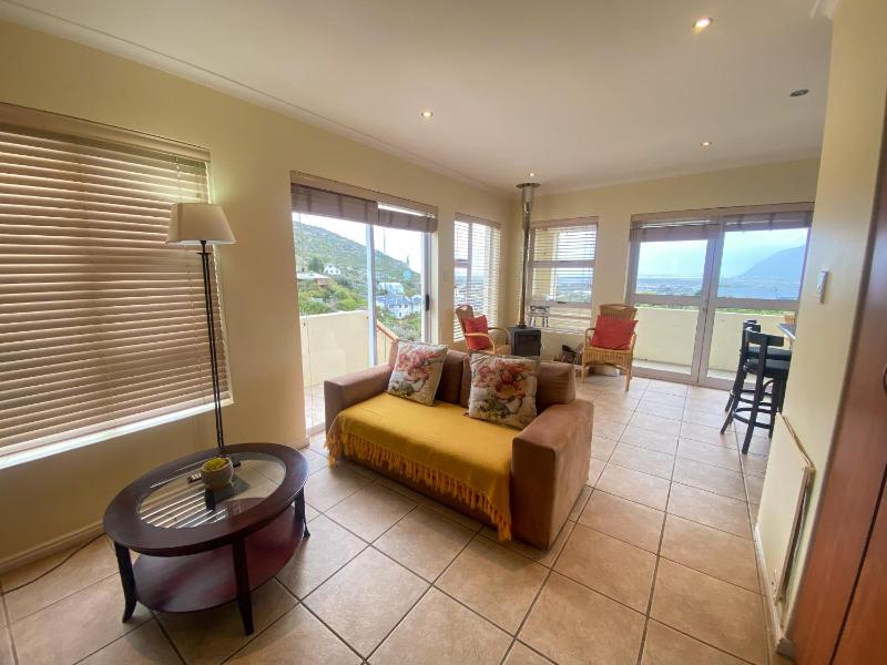 One-Bedroom Apartment image 4