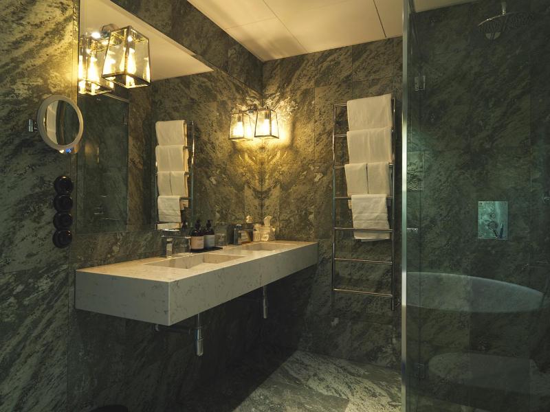 Luxury Suite image 4