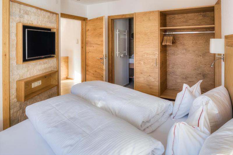 Four-Bedrooms with Balcony image 3