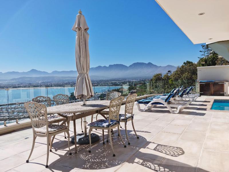 'Harbour Views' - 2 bedroom sleeps 4 with private pool and large veranda! - image 4