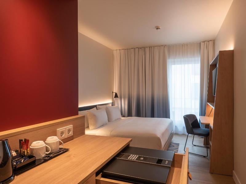 Hampton by Hilton Munich City North - image 9