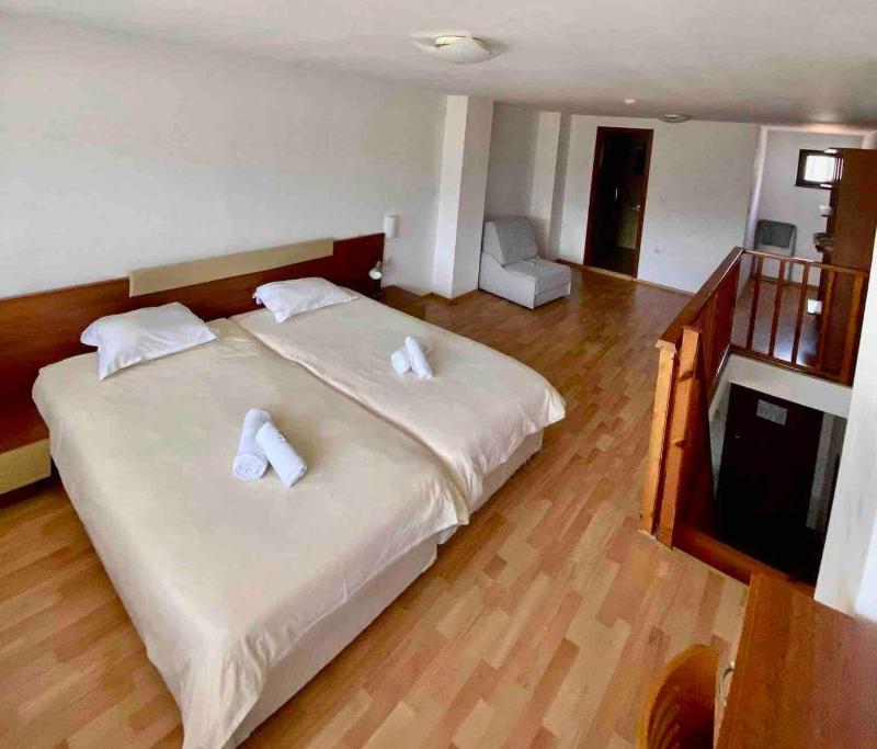 1BR Homey Duplex 300mbps WIFI 2 Floor with washer - image 13