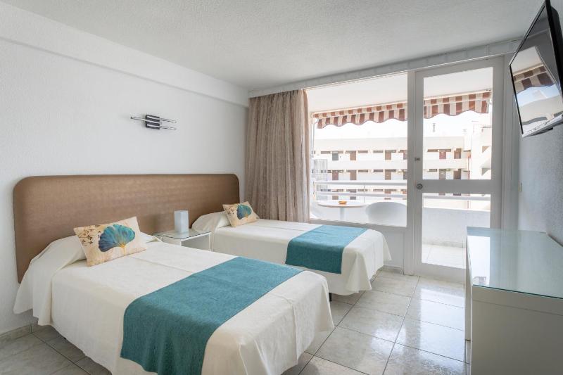Superior Triple Studio with Sea View image 1
