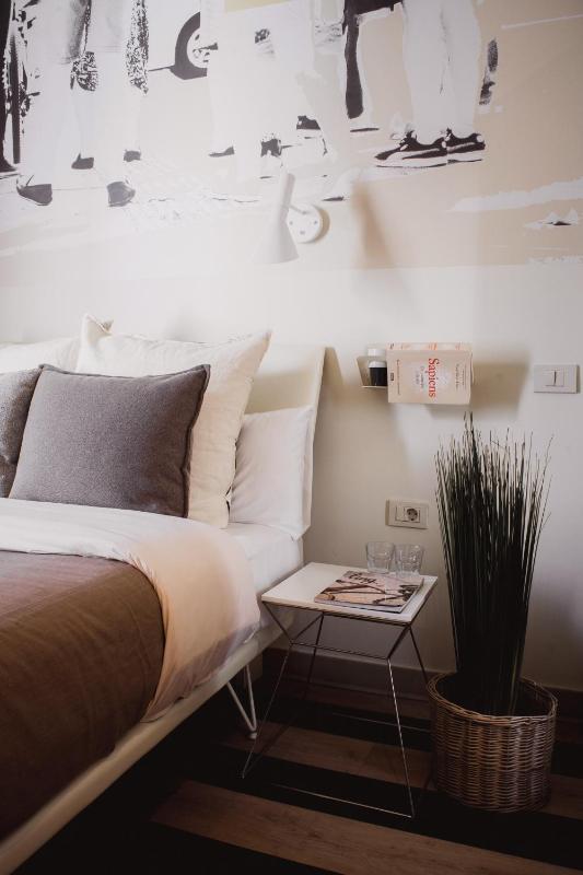 Standard Double Room image 3