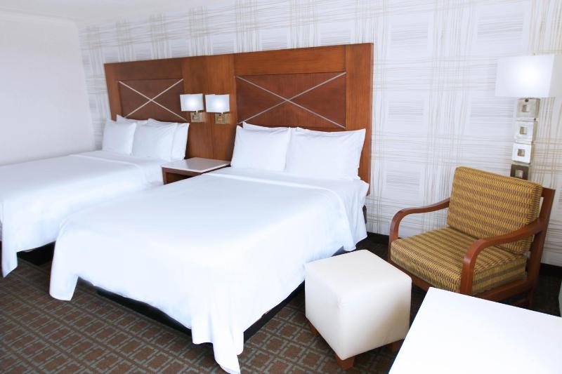 Deluxe Queen Room with Two Queen Beds - Non-Smoking image 2